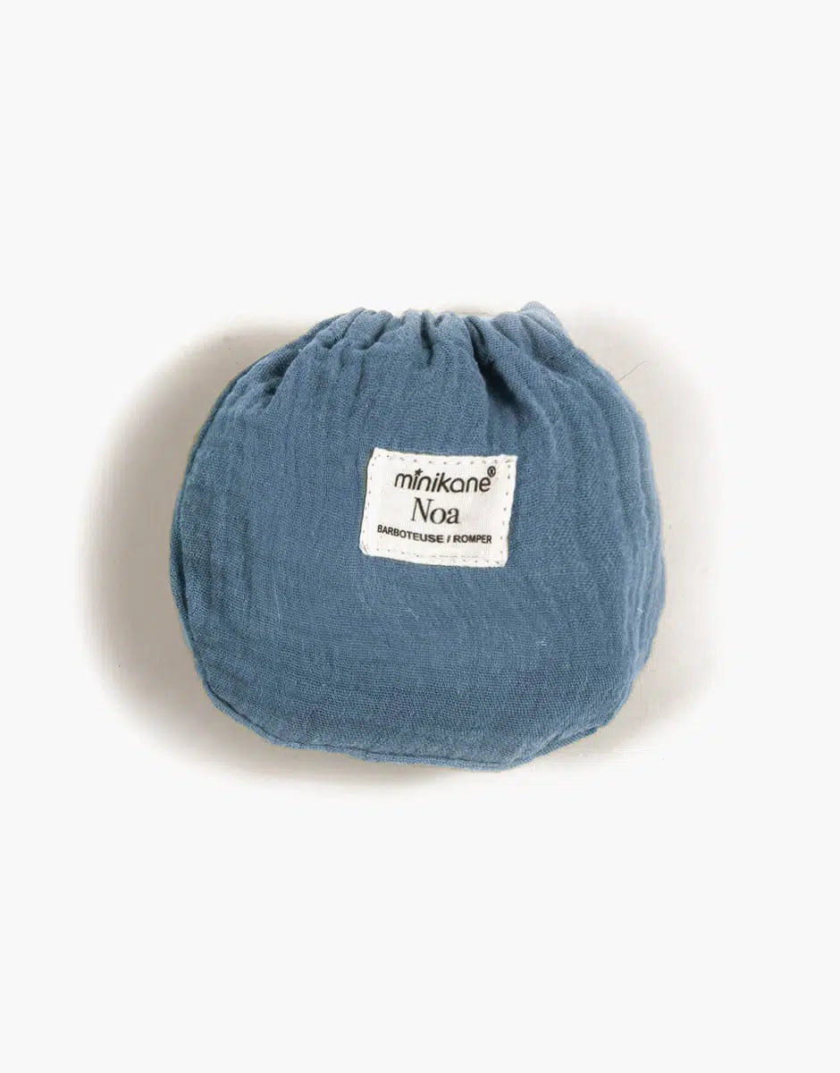 Strampler aus ultramarinblauer Baumwollgaze mit Beutel
